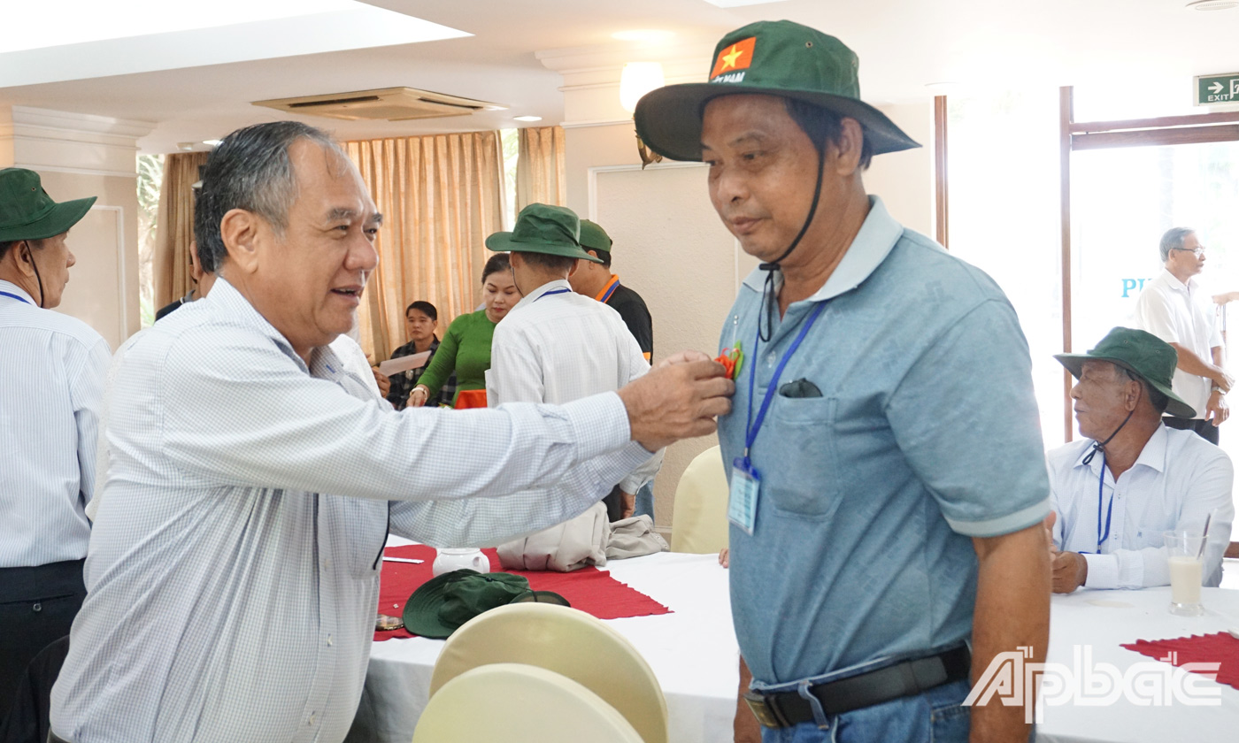 Lãnh đạo UBND tỉnh và lãnh đạo Sở Lao động – Thương binh và Xã hội cài hoa và tặng quà cho người có công tham quan Côn Đảo