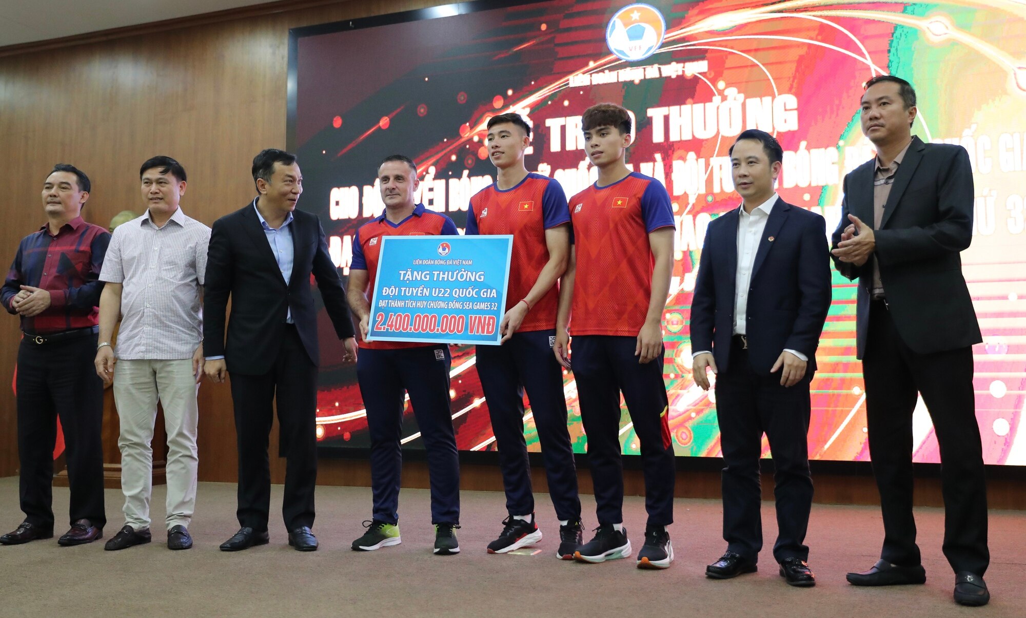 Đội tuyển nữ Việt Nam nhận gần 6 tỷ đồng tiền thưởng với tấm HCV SEA Games 32 - Ảnh 8.