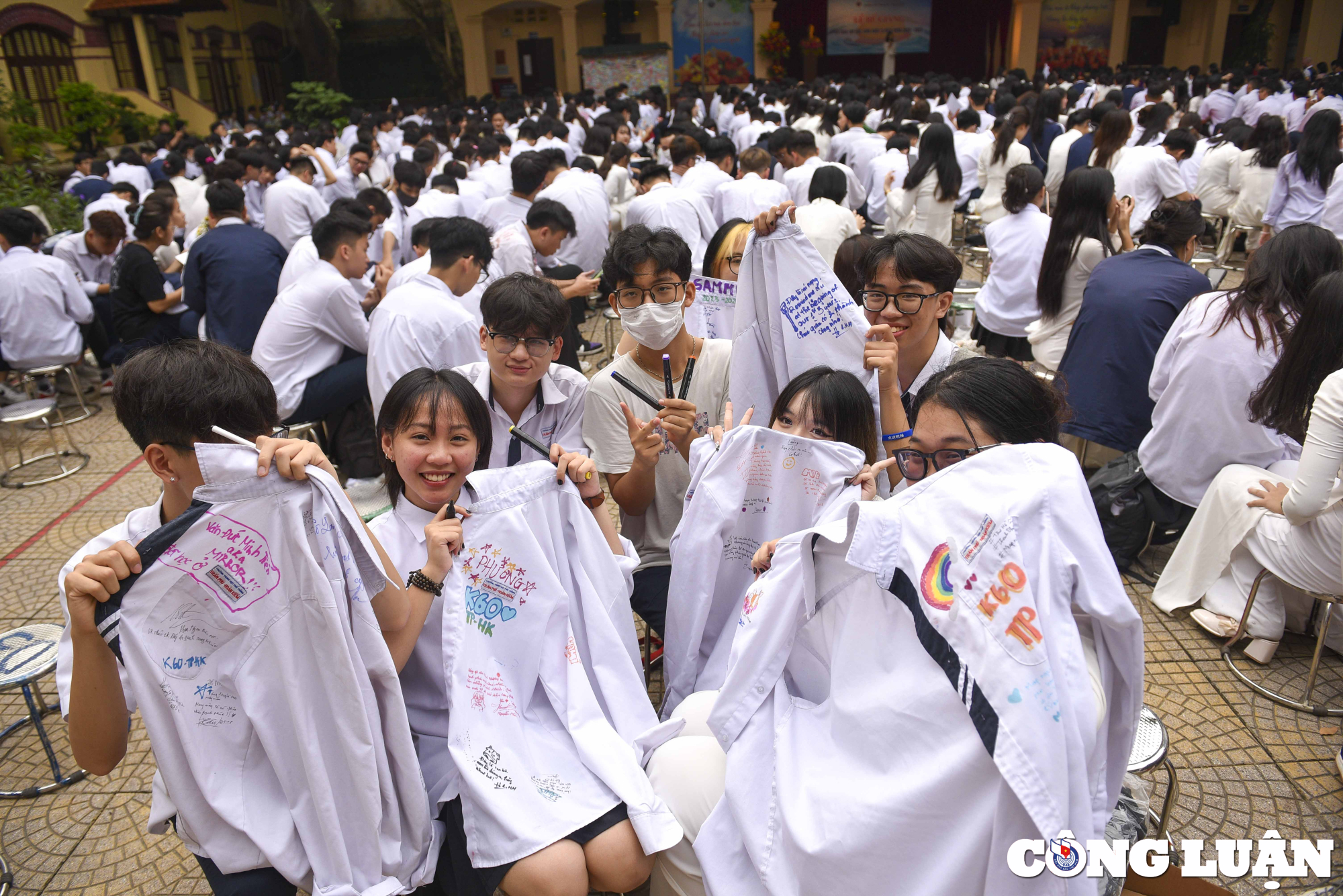 ha noi hinh anh luu but tren chiec ao trang tuoi hoc tro day cam xuc cua hoc sinh lop 12 hinh 13