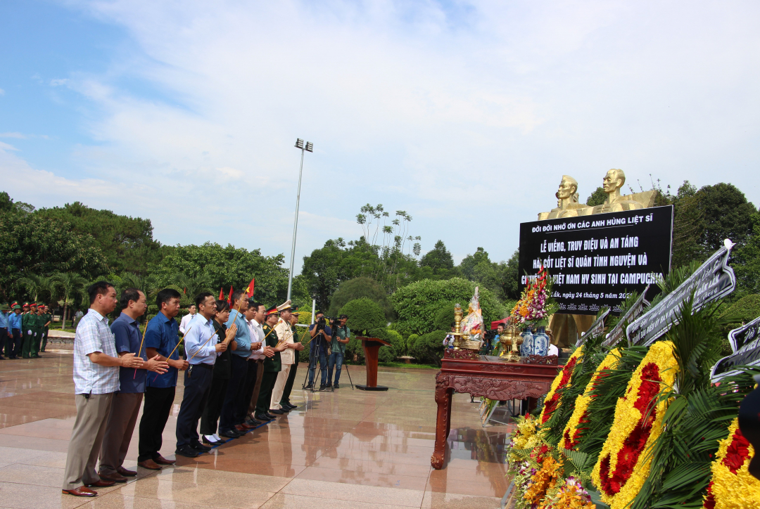 Đoàn đại biểu lãnh đạo tỉnh dâng hương các anh hùng liệt sĩ.