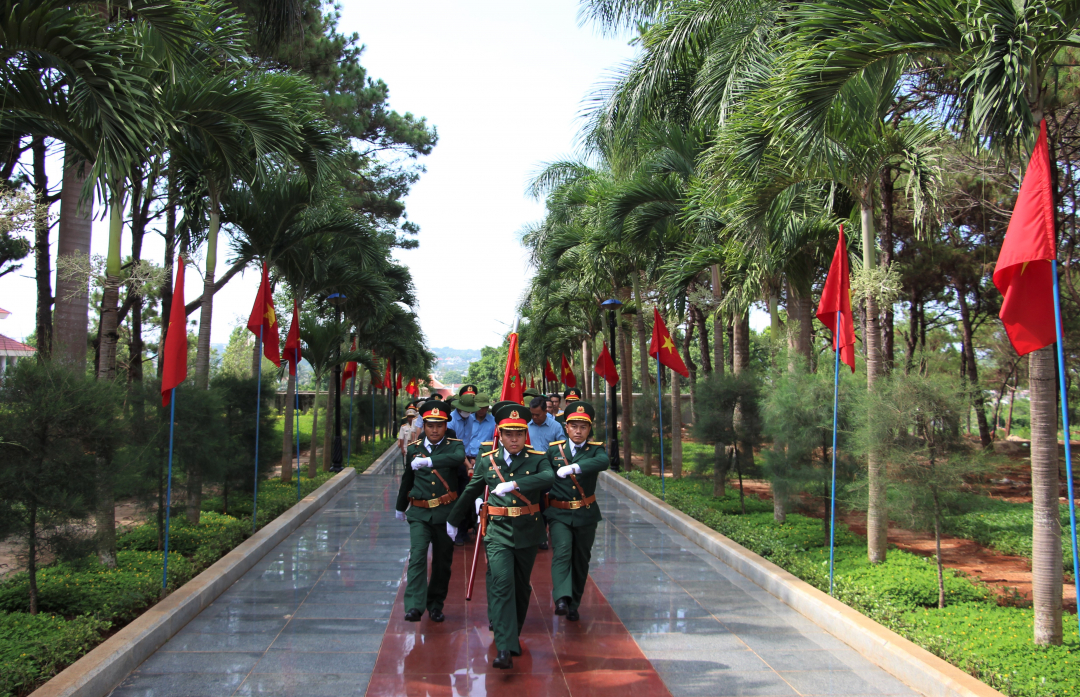 Tiễn đưa các liệt sĩ vào lễ truy điệu, an táng.