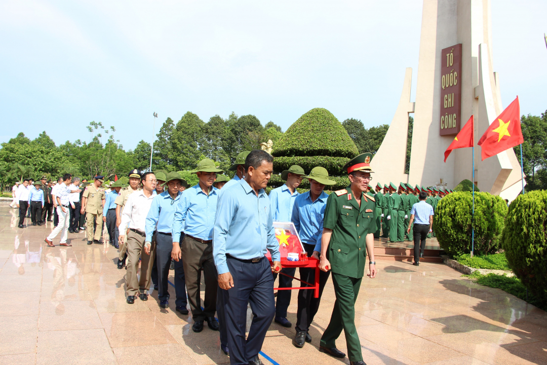 Các đoàn đại biểu tiễn liệt sĩ về nơi an nghỉ cuối cùng.