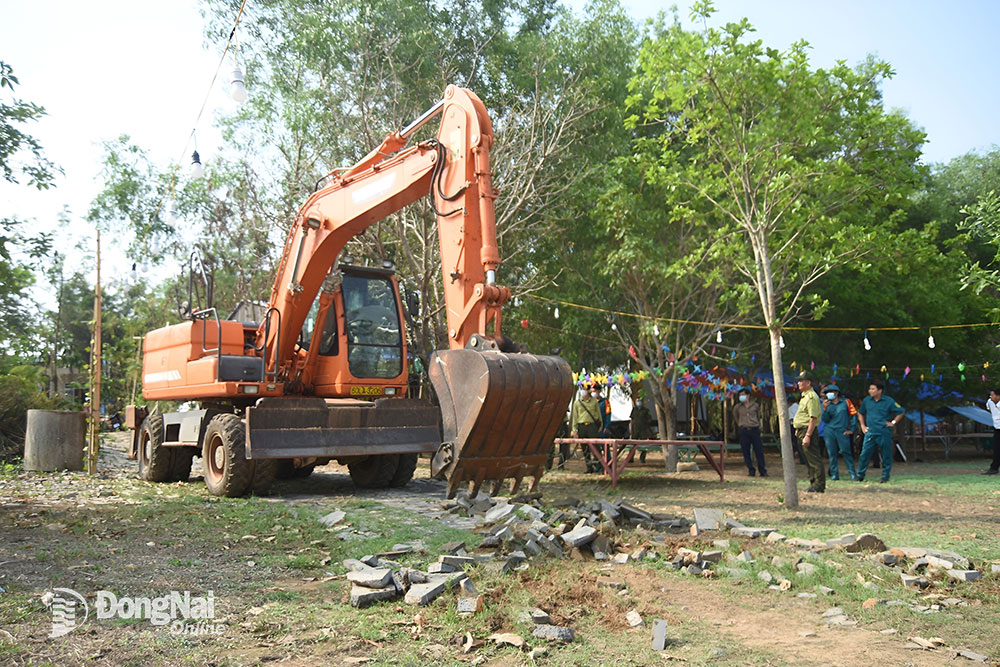 UBND xã Mã Đà (H.Vĩnh Cửu) phối hợp với Khu Bảo tồn thiên nhiên - văn hóa Đồng Nai tiến hành cưỡng chế một số công trình du lịch trái phép trên lòng hồ Trị An (xã Mã Đà) nhằm ngăn việc vui chơi, bơi lội thiếu an toàn. Ảnh: CTV