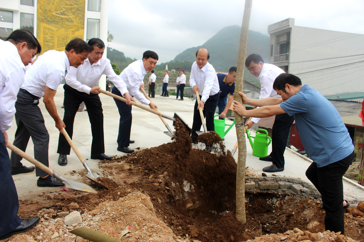 Các đồng chí lãnh đạo trồng cây lưu niệm tại khuôn viên Trung tâm hội nghị huyện
