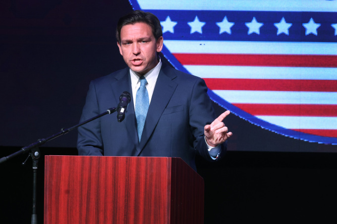 Thống đốc bang Florida Ron DeSantis phát biểu tại Rothschild, bang Wisconsin ngày 6/5. Ảnh: AFP