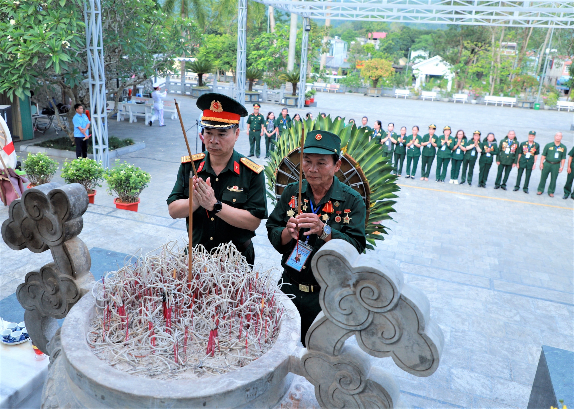 Đoàn Giao vận Quảng Đà và lãnh đạo Bộ CHQS tỉnh thắp hương tưởng nhớ các AHLS trong khuôn viên Nghĩa trang Liệt sỹ Quốc gia Vị Xuyên.