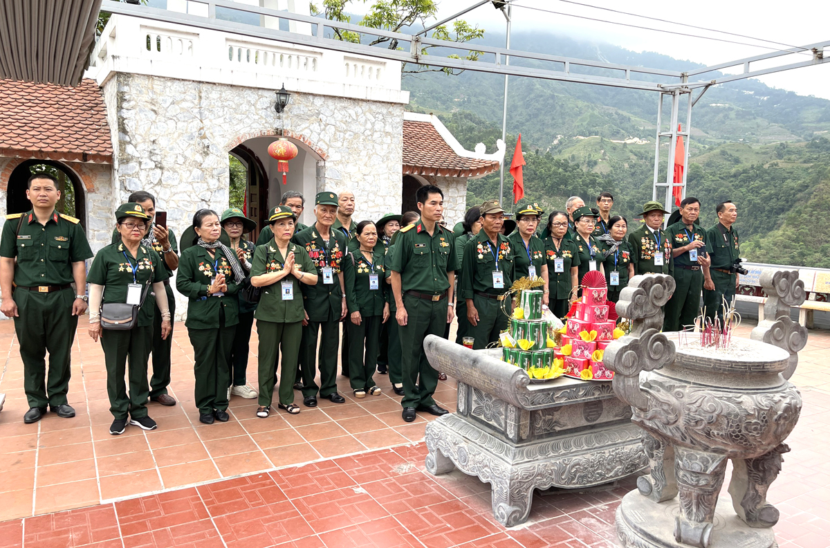 Ban Liên lạc Giao vận Quảng Đà, Hội truyền thống Trường Sơn - Đường Hồ Chí Minh dâng hương các AHLS tại Đền thờ các AHLS trên Điểm cao 468