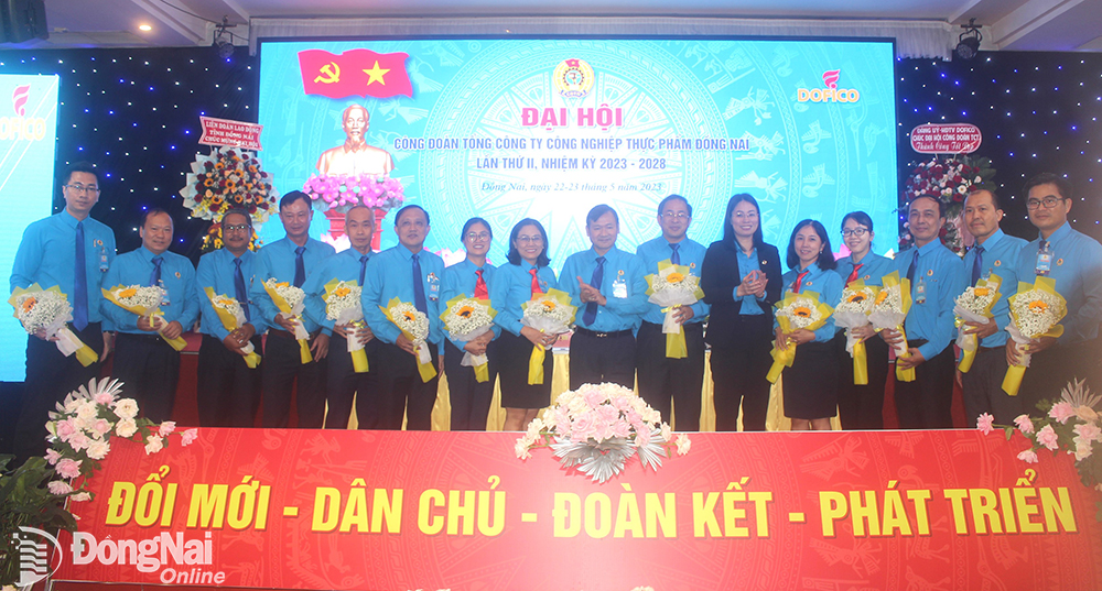 Đại diện Liên đoàn Lao động tỉnh và lãnh đạo Tổng công ty tặng hoa chúc mừng Ban chấp hành Công đoàn Tổng công ty Công nghiệp thực phẩm Đồng Nai nhiệm kỳ 2023-2028