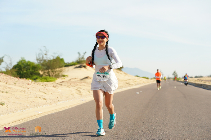 Runner chạy qua đồi cát Phương Mai, hoàn toàn không có bóng cây. Ảnh: VM