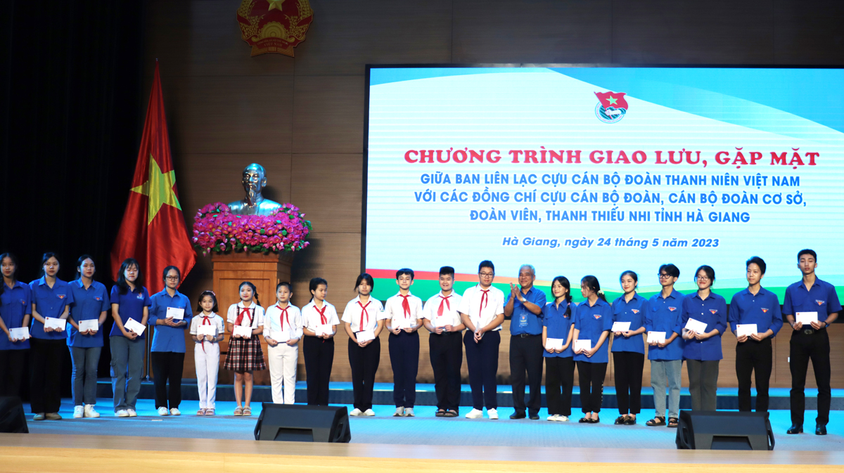 Đại diện Ban Liên lạc Cựu cán bộ Đoàn Thanh niên Việt Nam tặng quà cho học sinh có thành tích xuất sắc trong học tập
