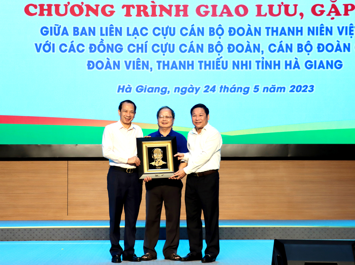 Đồng chí Hà Quang Dự, nguyên Bí thư thứ Nhất T.Ư Đoàn tặng quà cho các đồng chí lãnh đạo tỉnh Hà Giang.
