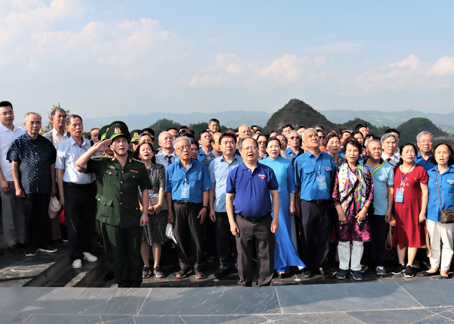 Trong không khí trang nghiêm, dưới lá cờ tung bay, các đại biểu đồng thanh hát Quốc ca thể hiện niềm tự hào dân tộc, tình yêu quê hương, đất nước; bày bỏ sự tri ân sâu sắc đối với thế hệ cha anh đi trước đã không tiếc xương máu, hi sinh vì độc lập, tự do của dân tộc.