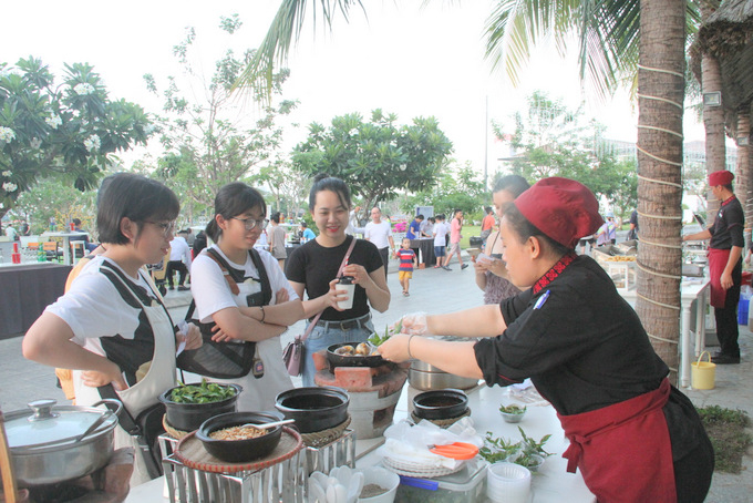 Du khách thưởng thực ẩm thực đường phố ở Champa Island