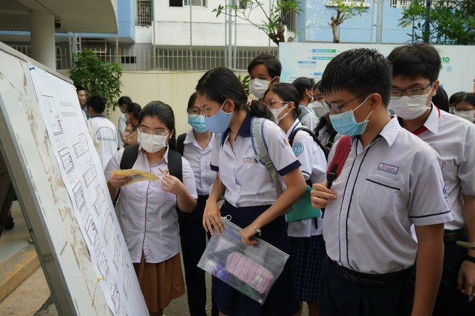 Thí sinh xem sơ đồ và được hướng dẫn lên phòng thi. Ảnh: Nhật Lệ