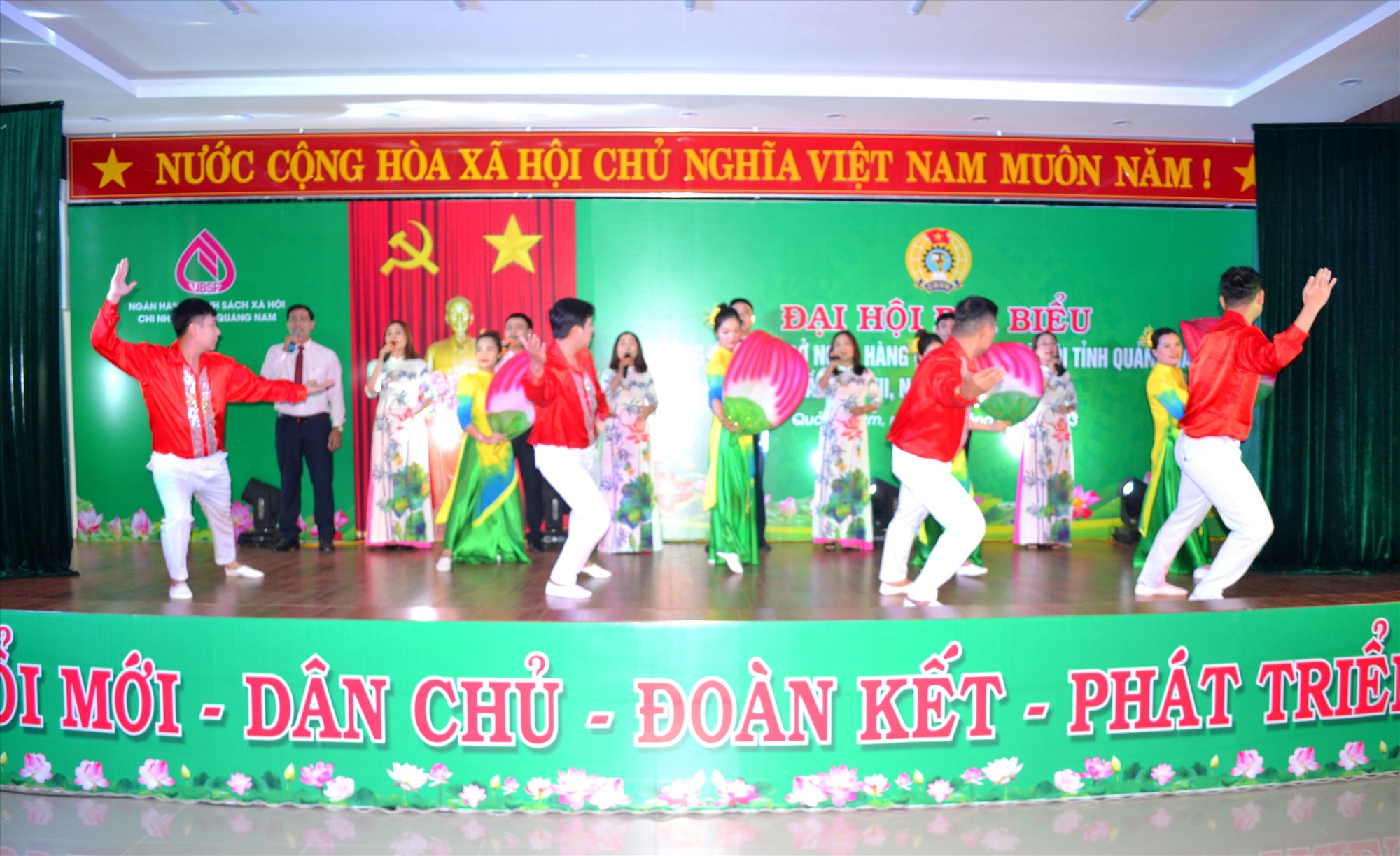 Văn nghệ chào mừng đại hội Công đoàn cơ sở Ngân hàng CSXH tỉnh. Ảnh: VIỆT QUANG