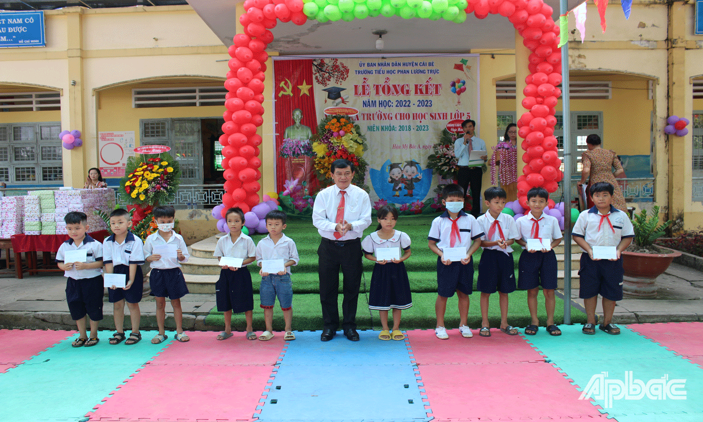 Bí thư Huyện ủy Cái Bè Trần Văn Út  trao học bổng cho học sinh có hoàn cảnh khó khăn vượt khó học tốt của trường. 