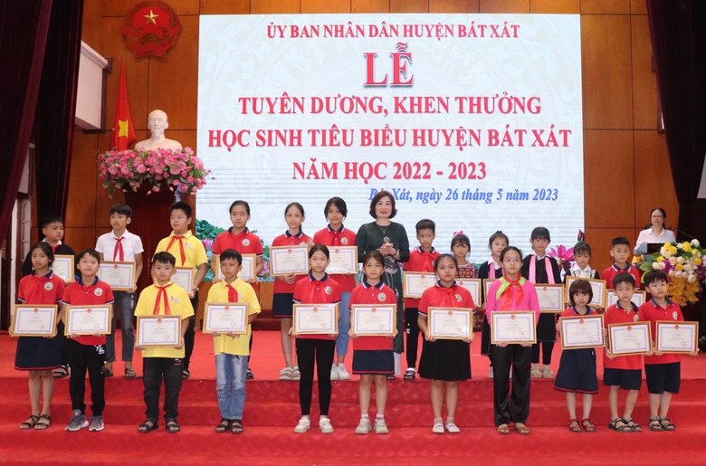 Đòng chí Bàn Thanh Thảo Trao giấy khen của UBND huyện .jpg