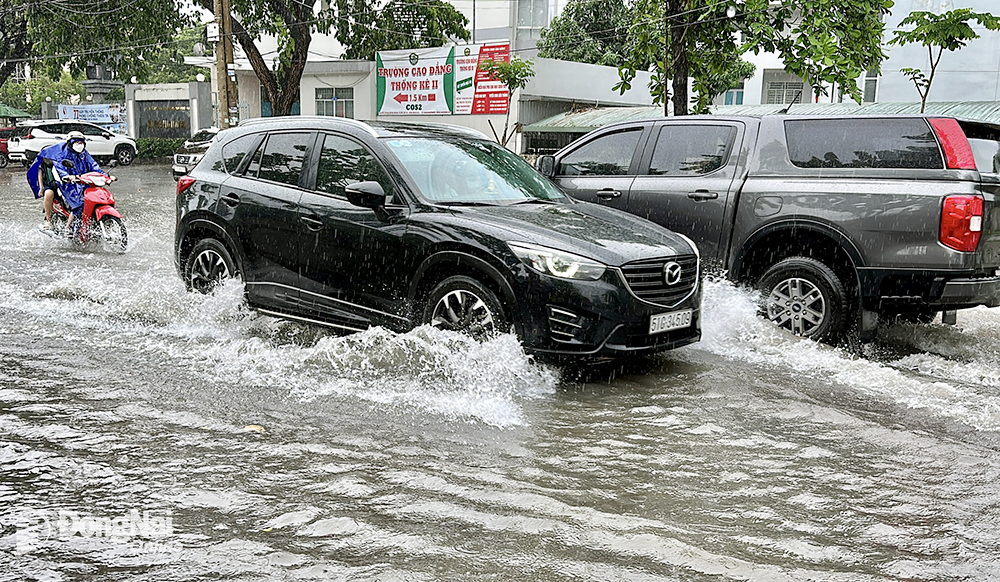 Đường Phạm Văn Khoai, đoạn qua chợ Tân Hiệp (P.Tân Hiệp) ngập sâu. Ảnh: Đăng Tùng