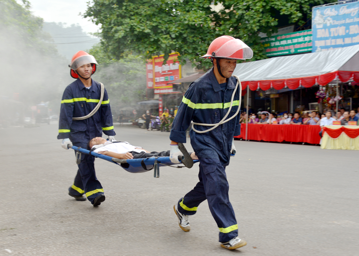 Lực lượng PCCC tham gia cứu nạn, đảm bảo tính mạng cho người dân.