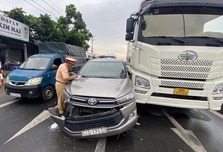 Dùng xe khách và container 'kẹp' ô tô chở nghi phạm trộm cắp - 2