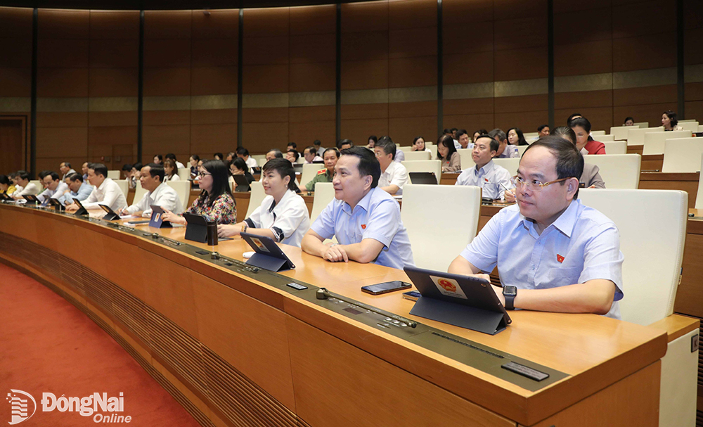 Phó bí thư Tỉnh ủy, Trưởng đoàn Đại biểu Quốc hội tỉnh Quản Minh Cường và các đại biểu tỉnh Đồng Nai tại phiên thảo luận ở hội trường vào sáng 27-5. Ảnh: HẢI YẾN