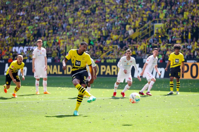 Cú đá phạt đền hỏng ăn của Haller trước Mainz trên sân Signal Iduna Park. Ảnh: Bundesliga