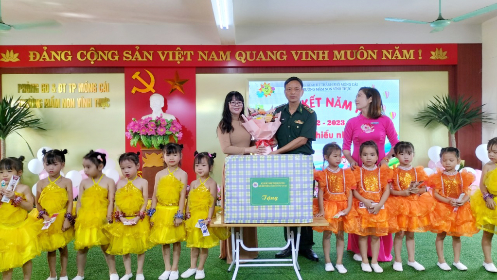 Tặng quà cho Trường mầm non 