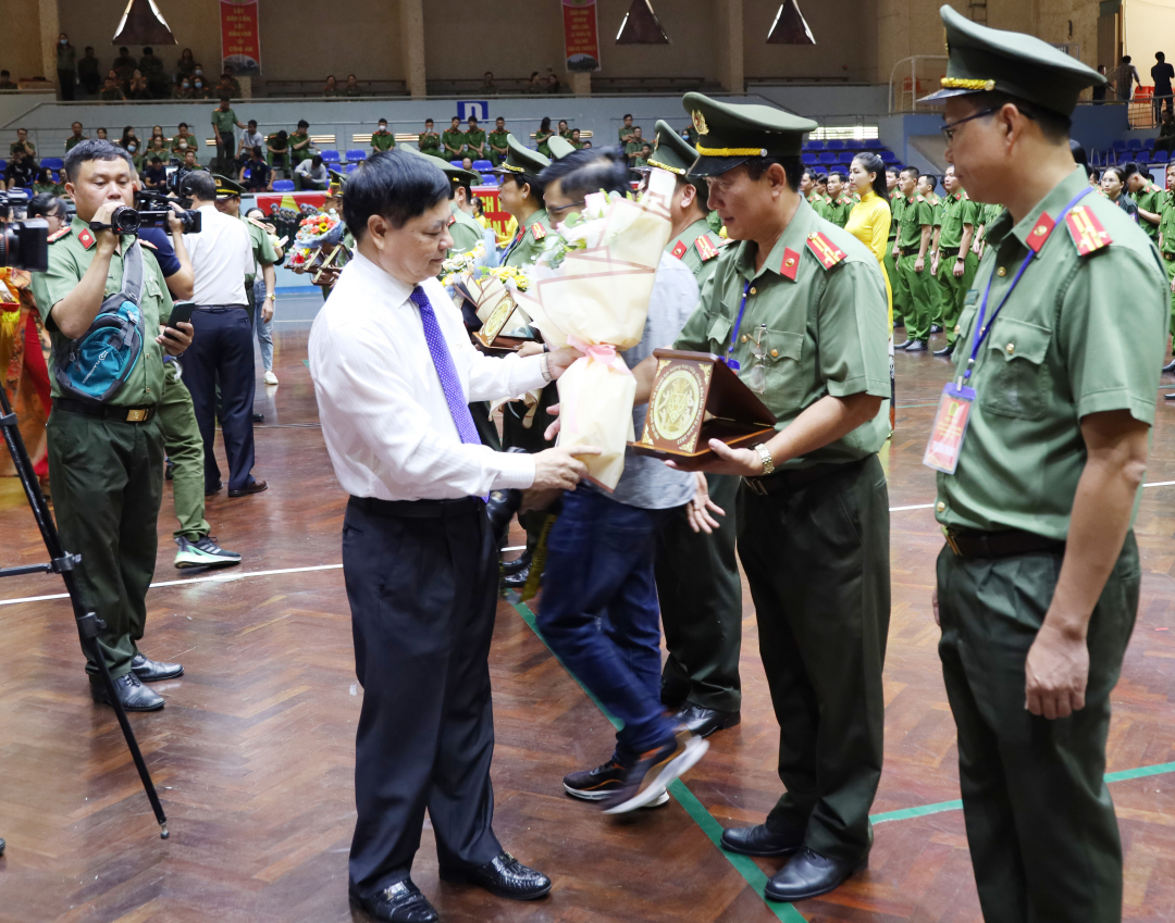 Phó Bí thư Thường trực Tỉnh ủy Phạm Minh Tấn trao hoa và quà lưu niệm tặng các đội thi.