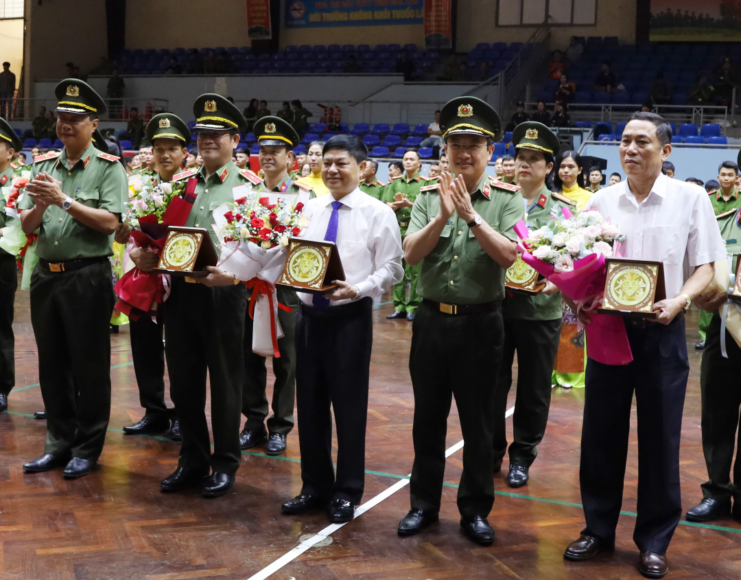 Đại diện lãnh đạo tỉnh Đắk Lăk - đơn vị đăng cai Hội thi nhận quà lưu niệm của Ban Tổ chứuc Hội thi.