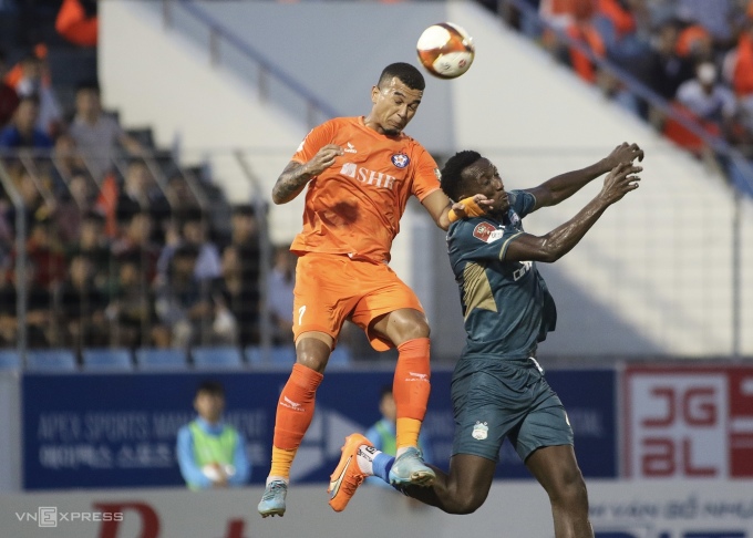 Rodrigo Dias (áo cam) đánh đầu gỡ hoà 1-1 cho Đà Nẵng trước HAGL. Ảnh: Viết Định