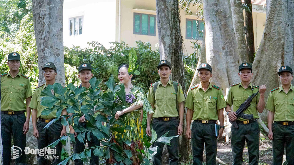 Nghệ sĩ múa Linh Nga trình diễn tiết mục ca múa cùng các cán bộ kiểm lâm Vườn quốc gia Cát Tiên. 