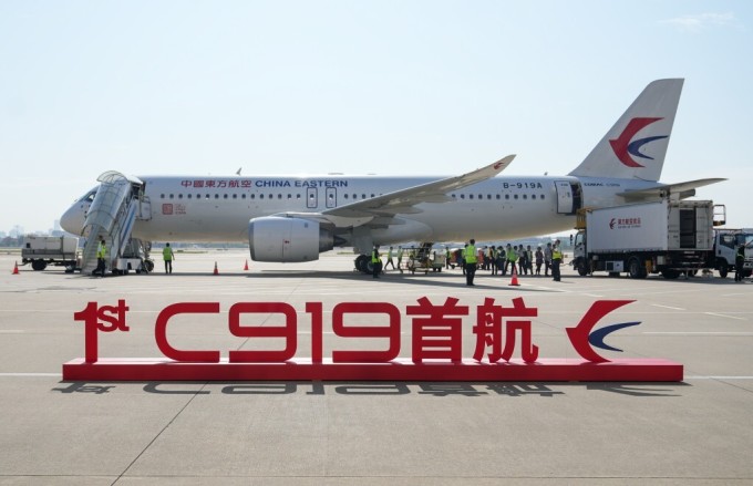 Máy bay C919 chờ cất cánh tại sân bay Hồng Kiều ngày 28/5. Ảnh: AFP