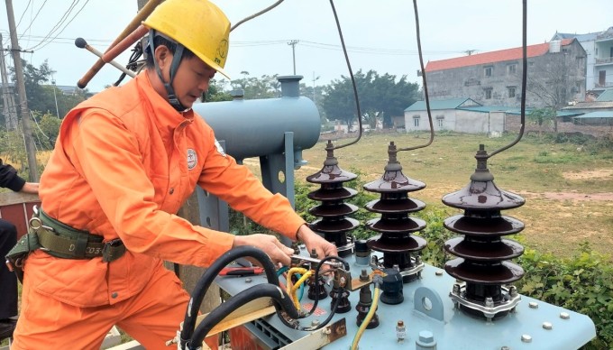 Thành phố Móng Cái cắt điện để đấu nối đường dây 110kV Móng Cái - Đông Hưng. Ảnh: Điện lực móng cái.