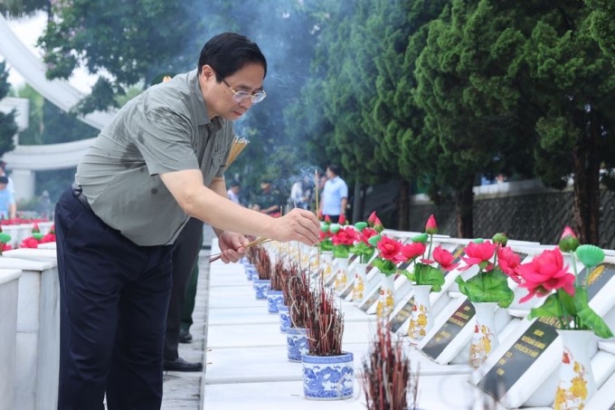 Thủ tướng Phạm Minh Chính viếng nghĩa trang liệt sĩ quốc gia Vị Xuyên, sáng 28/5. Ảnh: Nhật Bắc