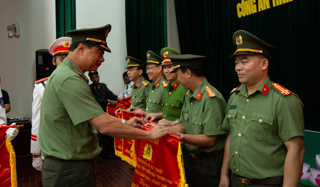 Thiếu tướng Lê Hồng Hiệp trao giải Nhất, Nhì, Ba toàn đoàn.