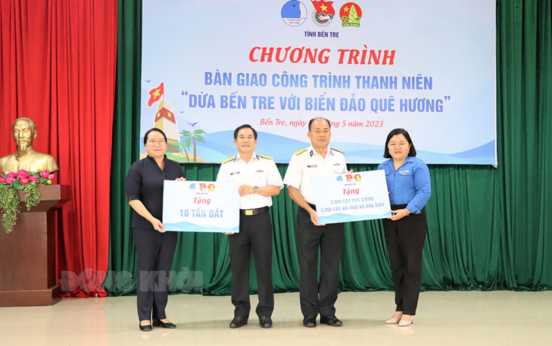 Ban Thường vụ Tỉnh đoàn Trao 6.200 cây giống và 10 tấn đất sạch cho Bộ tư lệnh Vùng 4 Hải quân.