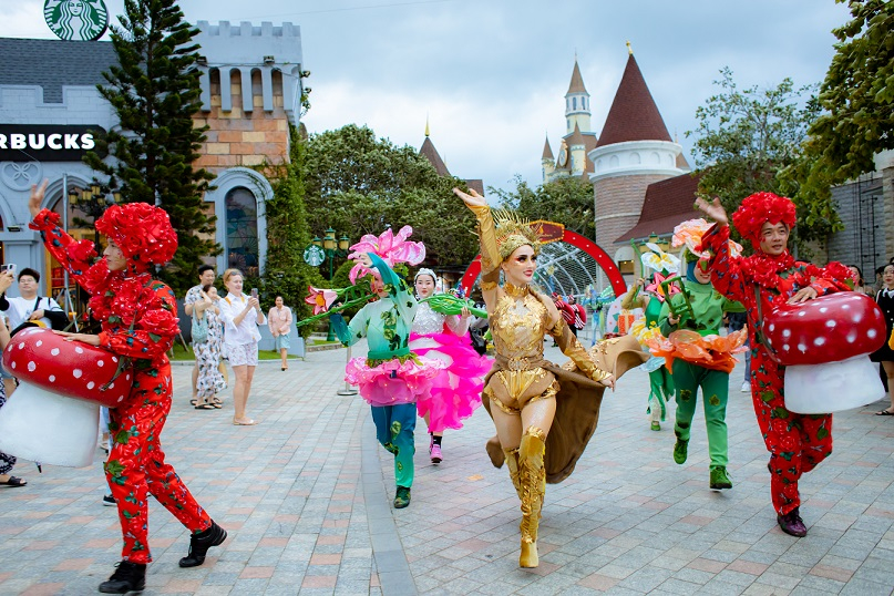 Hòa mình vào màn carnival sôi động của các nhân vật cổ tích