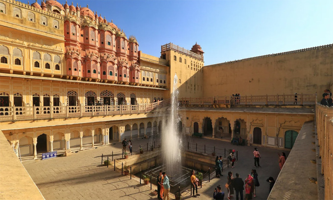 Khoảng một triệu người ghé thăm cung điện Hawa Mahal mỗi năm. Ảnh: Vishal Bhatnagar/NurPhoto/Getty