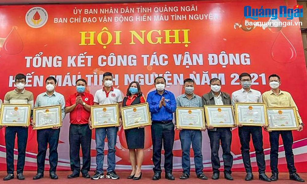 Bằng sự nhiệt huyết của mình, thầy giáo Đào Nhật Sơn nhiều lần nhận được bằng khen của các cấp Hội Chữ thập đỏ về thành tích trong phong trào Chữ thập đỏ và nhận được Bằng khen của Chủ tịch UBND tỉnh về thành tích trong phong trào hiến máu năm 2021.