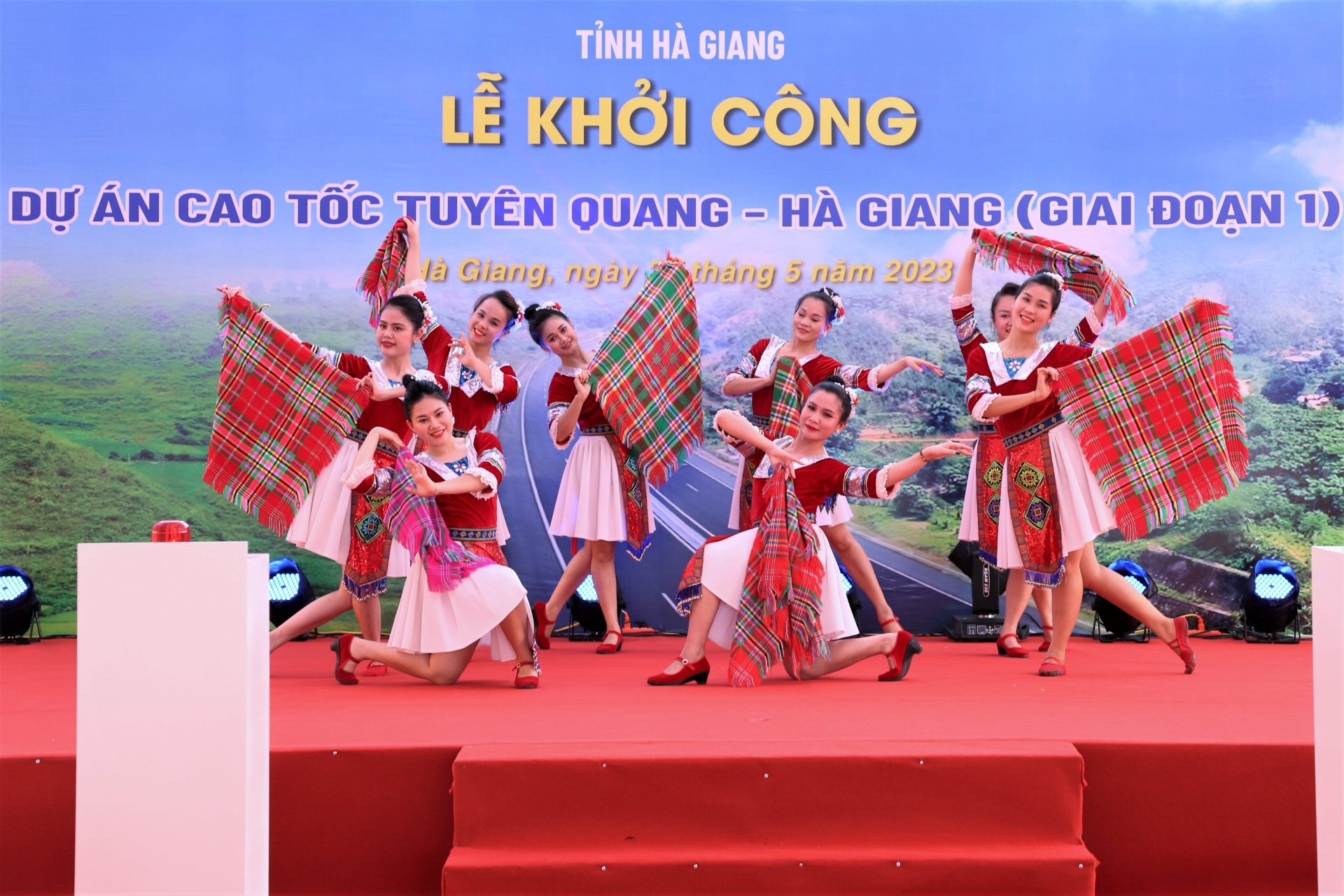 Văn nghệ chào mừng lễ khởi công