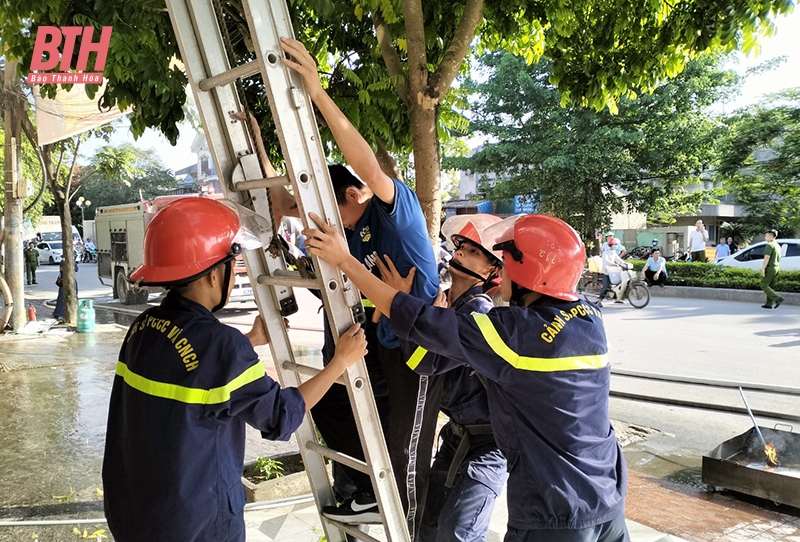 Ra mắt tổ liên gia an toàn PCCC và thực tập phương án chữa cháy và CNCH tại phường Đông Thọ 