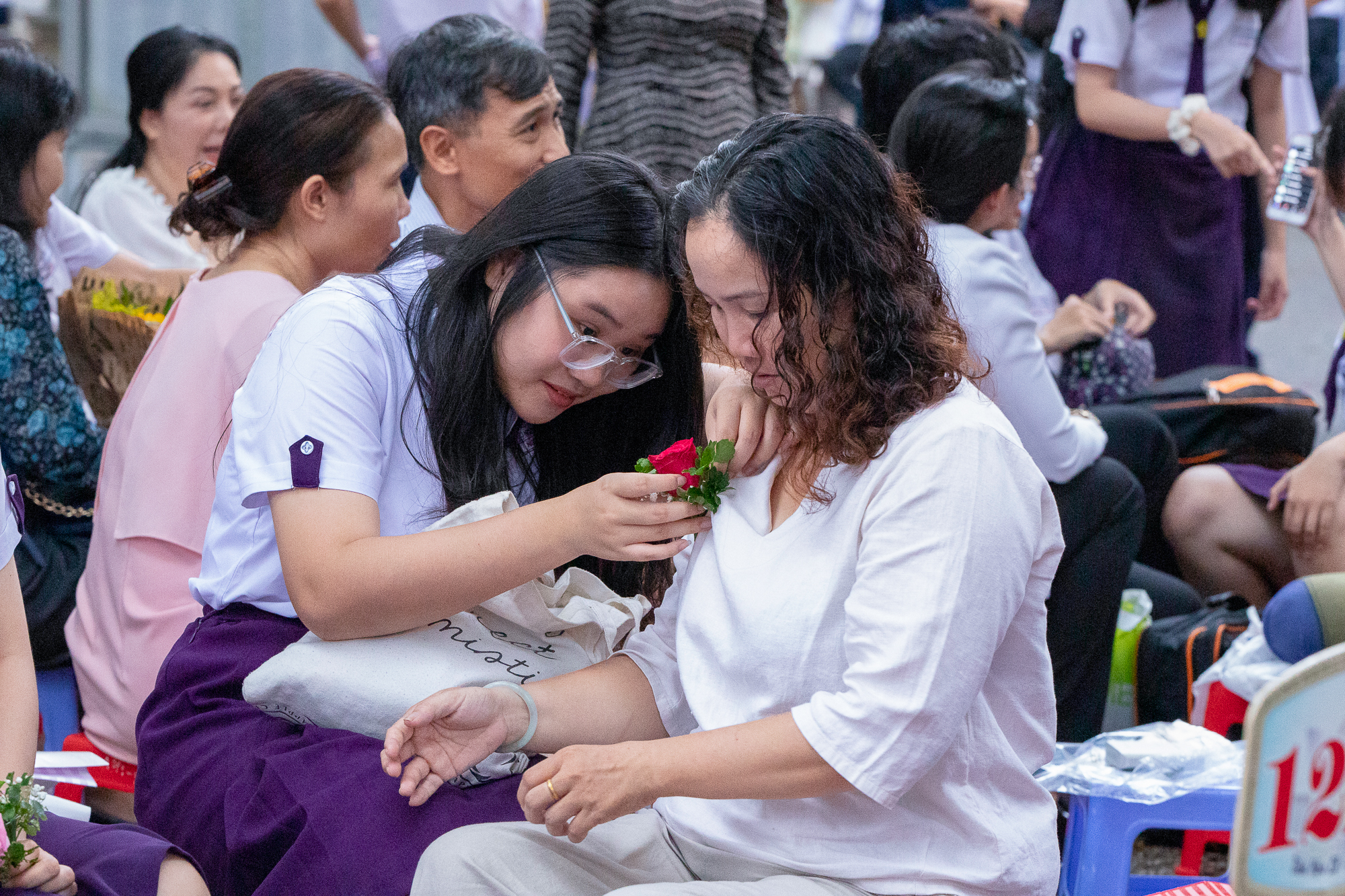 Học sinh Trường THPT Nguyễn Thị Minh Khai 'quẩy hết nấc' trong ngày chia tay - Ảnh 6.