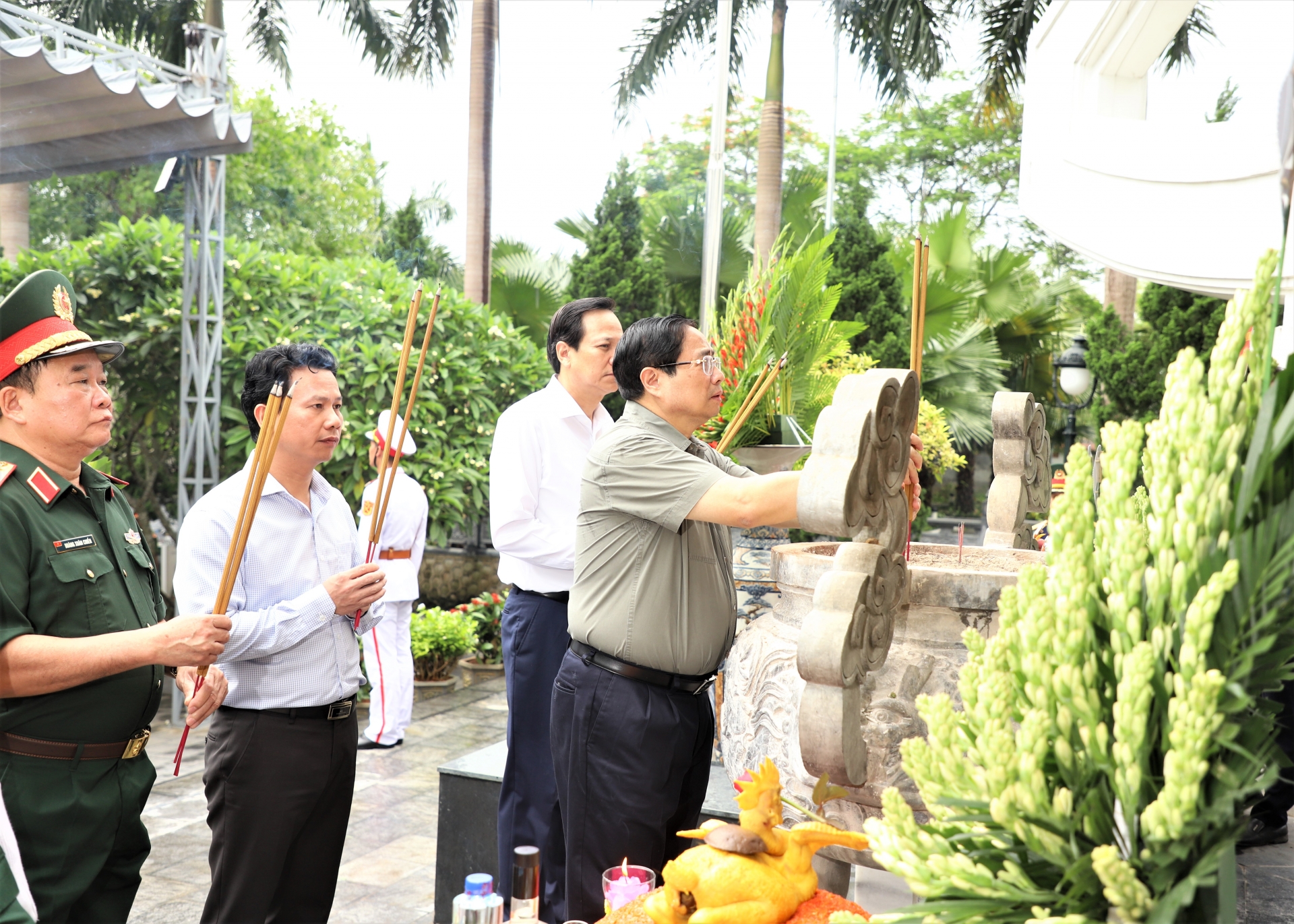 Thủ tướng Phạm Minh Chính cùng các đồng chí lãnh đạo T.Ư, lãnh đạo tỉnh dâng hương