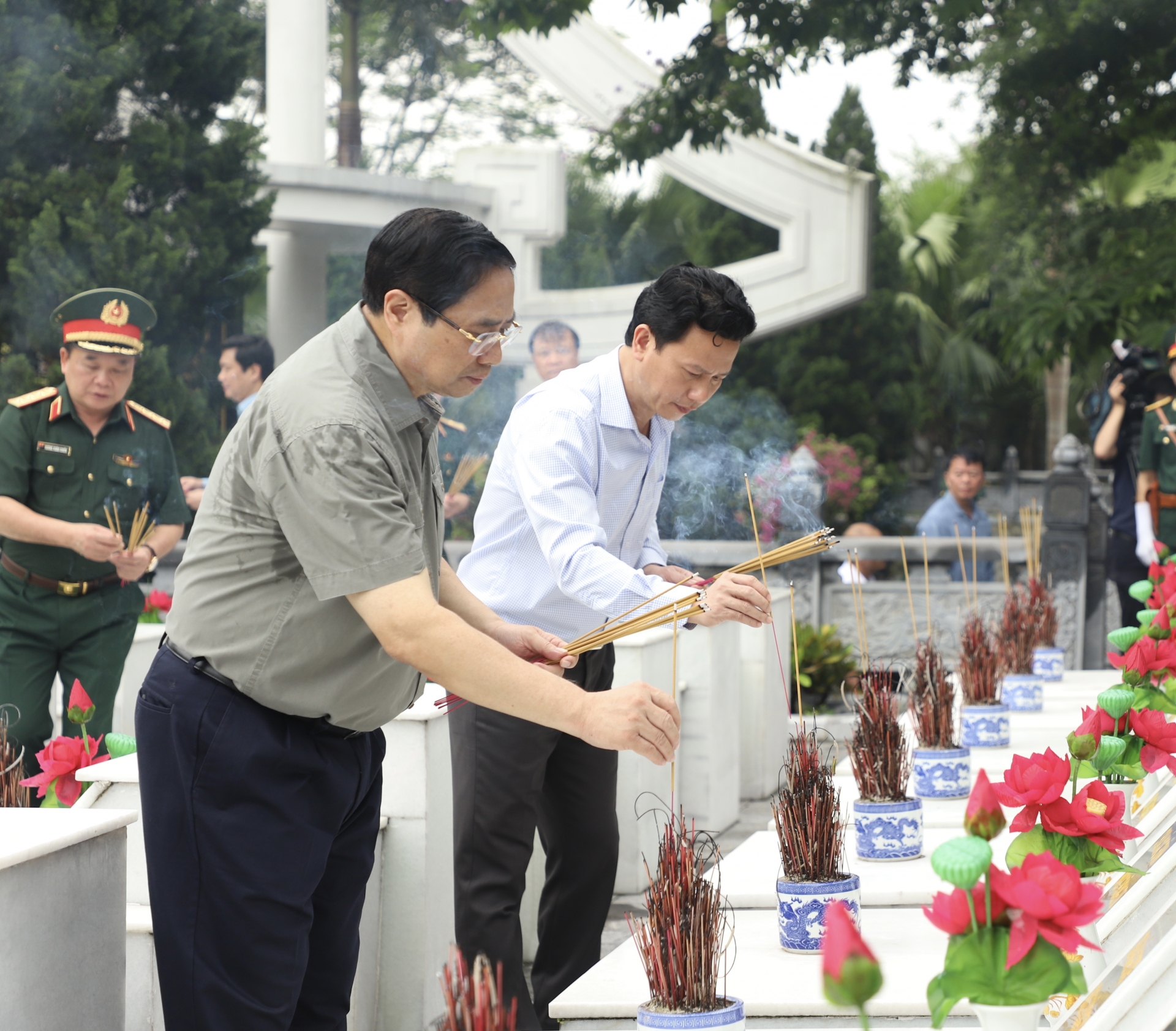 Thủ tướng Phạm Minh Chính cùng các đại biểu thắp hương phần mộ liệt sĩ