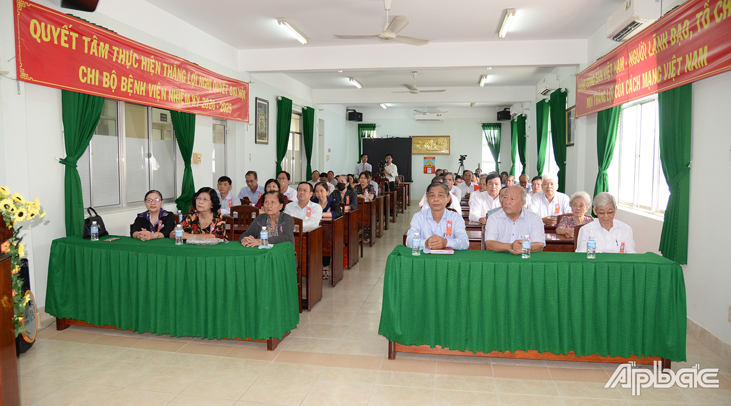 Đông đảo cán bộ, nhân viên bệnh viện qua các thời kỳ về dự họp mặt