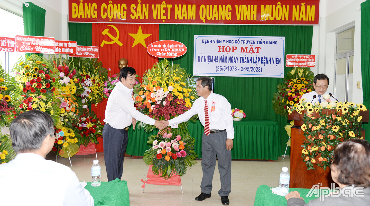 Đồng chí Lê Văn Liễng, Phó Chủ tịch Ủy ban MTTQ tỉnh trao hoa chúc mừng đến BS Phan Văn Hồng, Giám đốc Bệnh viện