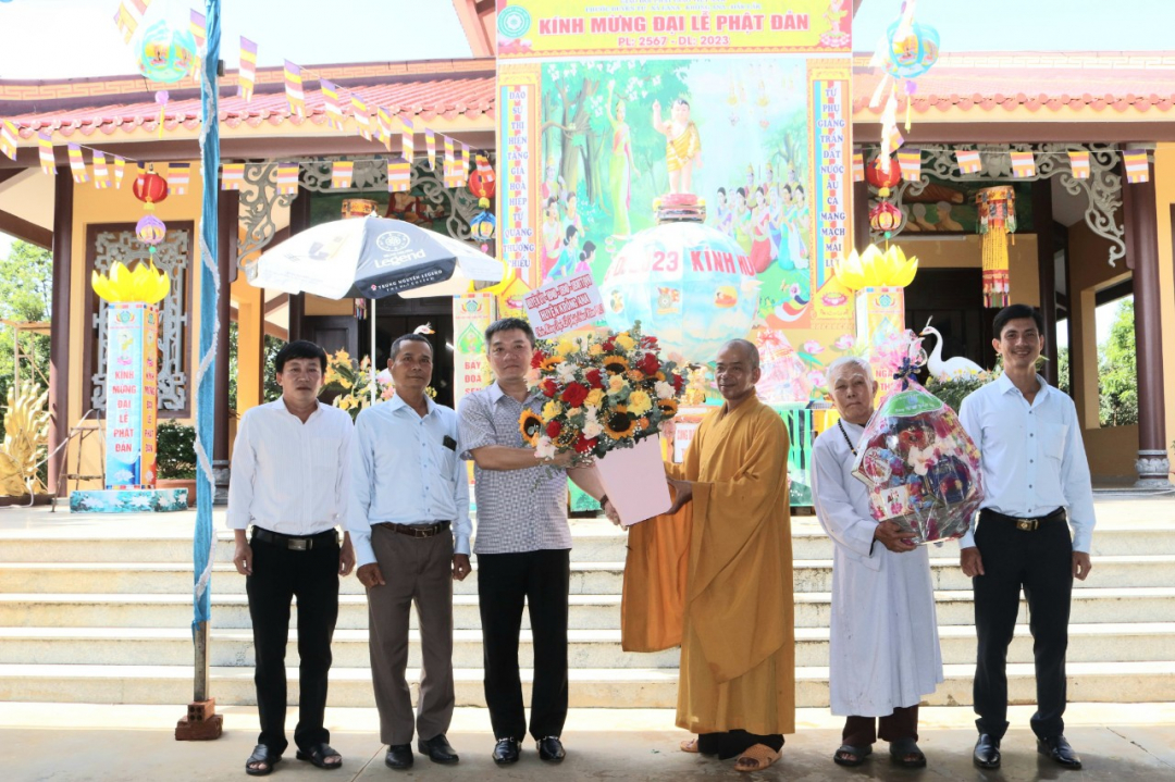 Đồng chí Nguyễn Thanh Vũ - Chủ tịch UBND huyện Krông Ana thăm, tặng quà tại Niệm phật đường Phước Duyên, xã Ea Na.