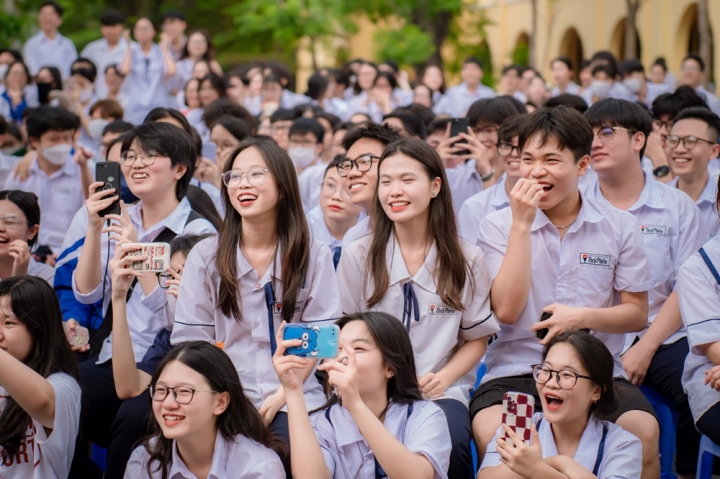 Thầy hiệu phó mặc áo vest, quần đùi biểu diễn văn nghệ độc lạ gây sốt mạng - 2