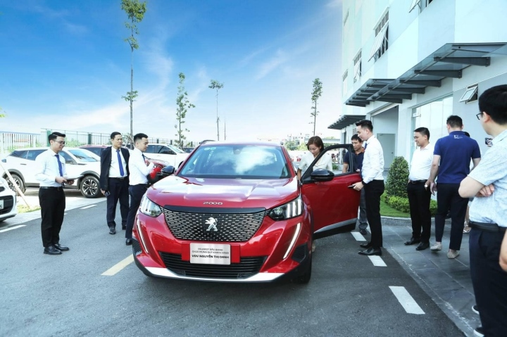 Nguyễn Thị Oanh tới showroom nhận ô tô Peugeot 2008 giá gần 1 tỷ đồng - 2