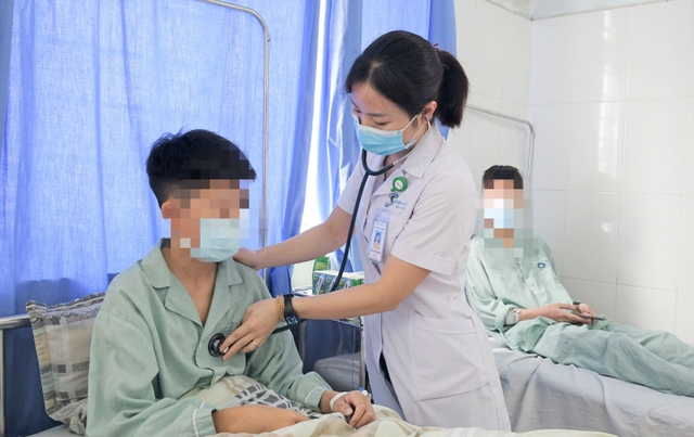 4 học sinh nhập viện cấp cứu tại Bệnh viện Bãi Cháy do hút thuốc lá điện tử. Ảnh: BVBC.